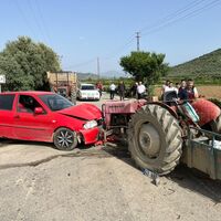 İzmir'de otomobille traktörün çarpıştığı kazada 4 kişi yaralandı - Güncel haberler thumbnail