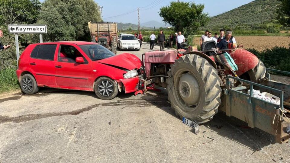 Otomobille traktör çarpıştı: 4 yaralı