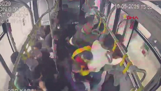 Beylikdüzü'ndeki metrobüs kazası kamerada!