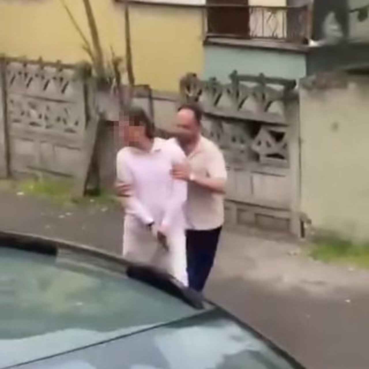 Egzoza kızdı, silahla çıktı!