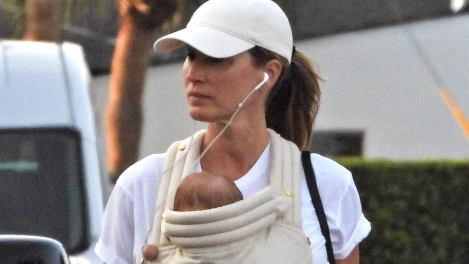 Minik bebeğiyle yürüyüşte