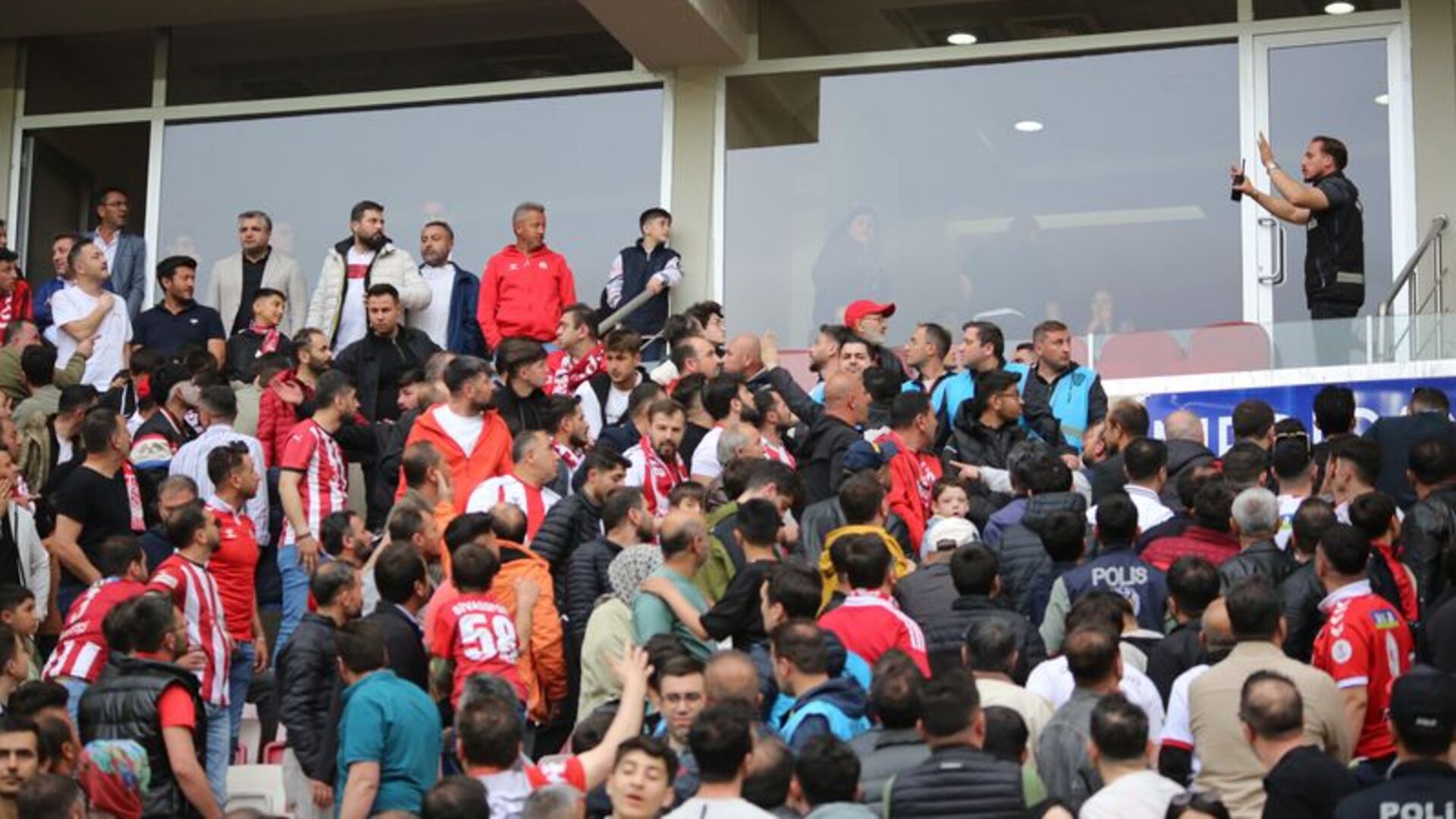 Sivasspor taraftarları yönetime istifa çağrısı yaptı
