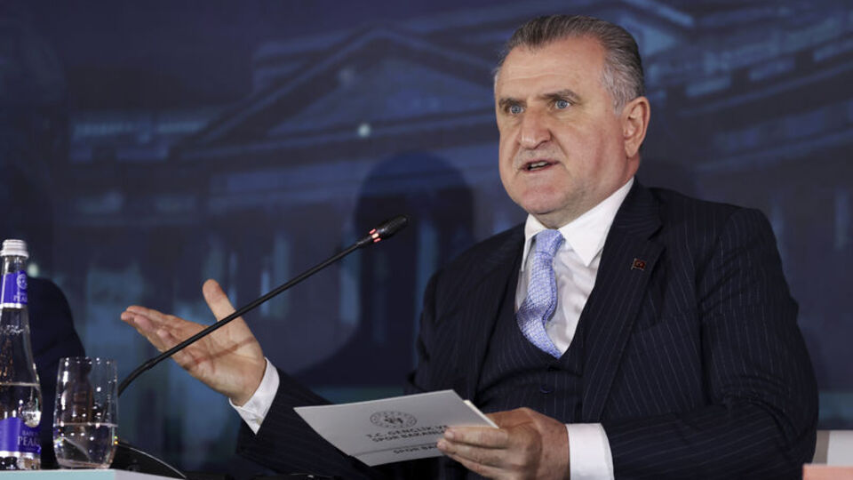 Bakan Bak'tan Beşiktaş Başkanı Adalı'ya tebrik