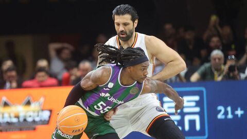 Galatasaray Erkek Basketbol Takımı'nın oyuncularından Göksenin Köksal,