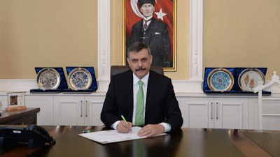 Oğlunun paylaşımı nedeniyle özür diledi