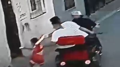 8 yaşındaki çocuğu sürükledi!