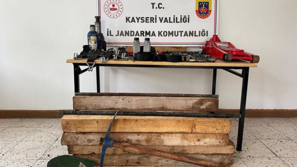 Kaçak kazı yapan 4 şüpheli suçüstü yakalandı