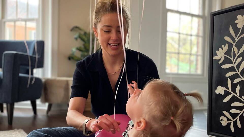 İkiz bebek dünyaya getirdi