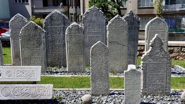 Fatih Sultan Mehmet'in ressamının mezar taşı Bursa'da korunuyor