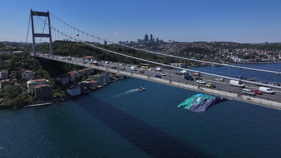 Kocaelispor'un bayrağı köprüye asıldı!
