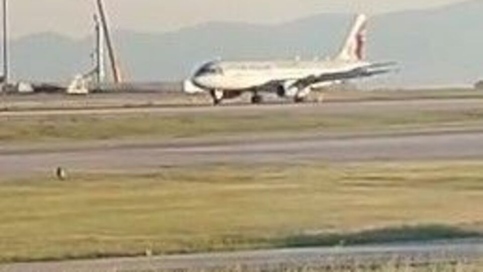 Korku dolu anlar! Uçağın motoru havada arızalandı