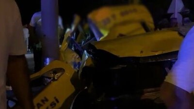 Taksi refüje çarptı 2 kişi öldü