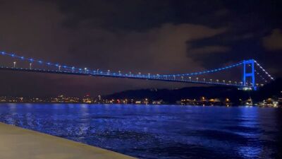 FSM Köprüsü maviye büründü