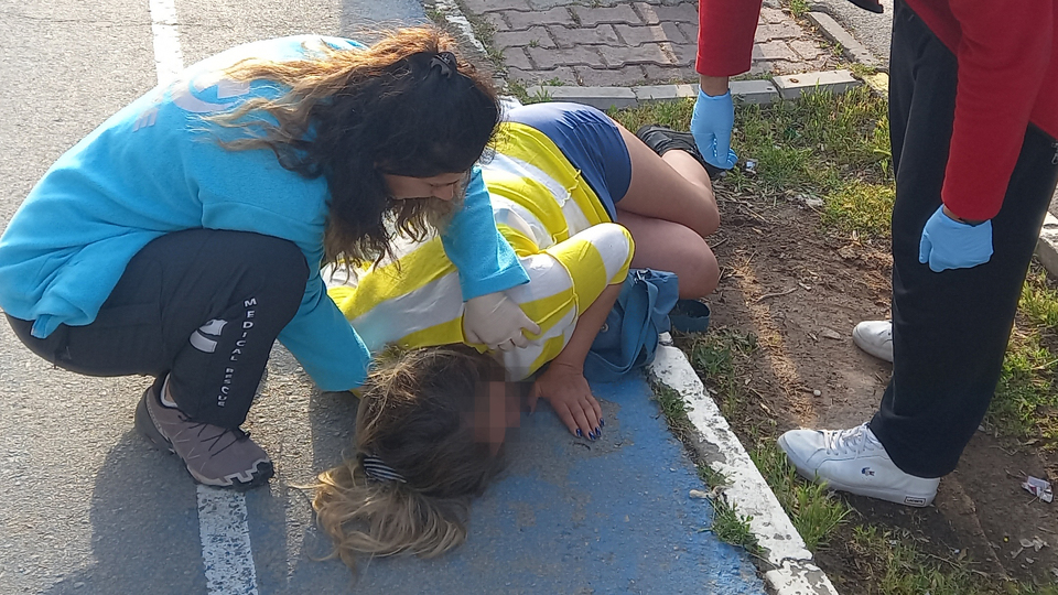 Araçtan atıldı, baygın bulundu!