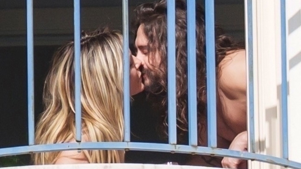 Balkonda aşka geldiler