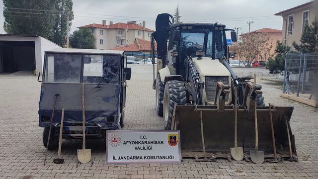 Kepçeyle kaçak kazı yaparken yakalandılar