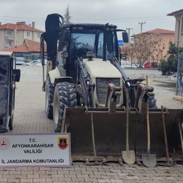 Kepçeyle kaçak kazı yaparken yakalandılar