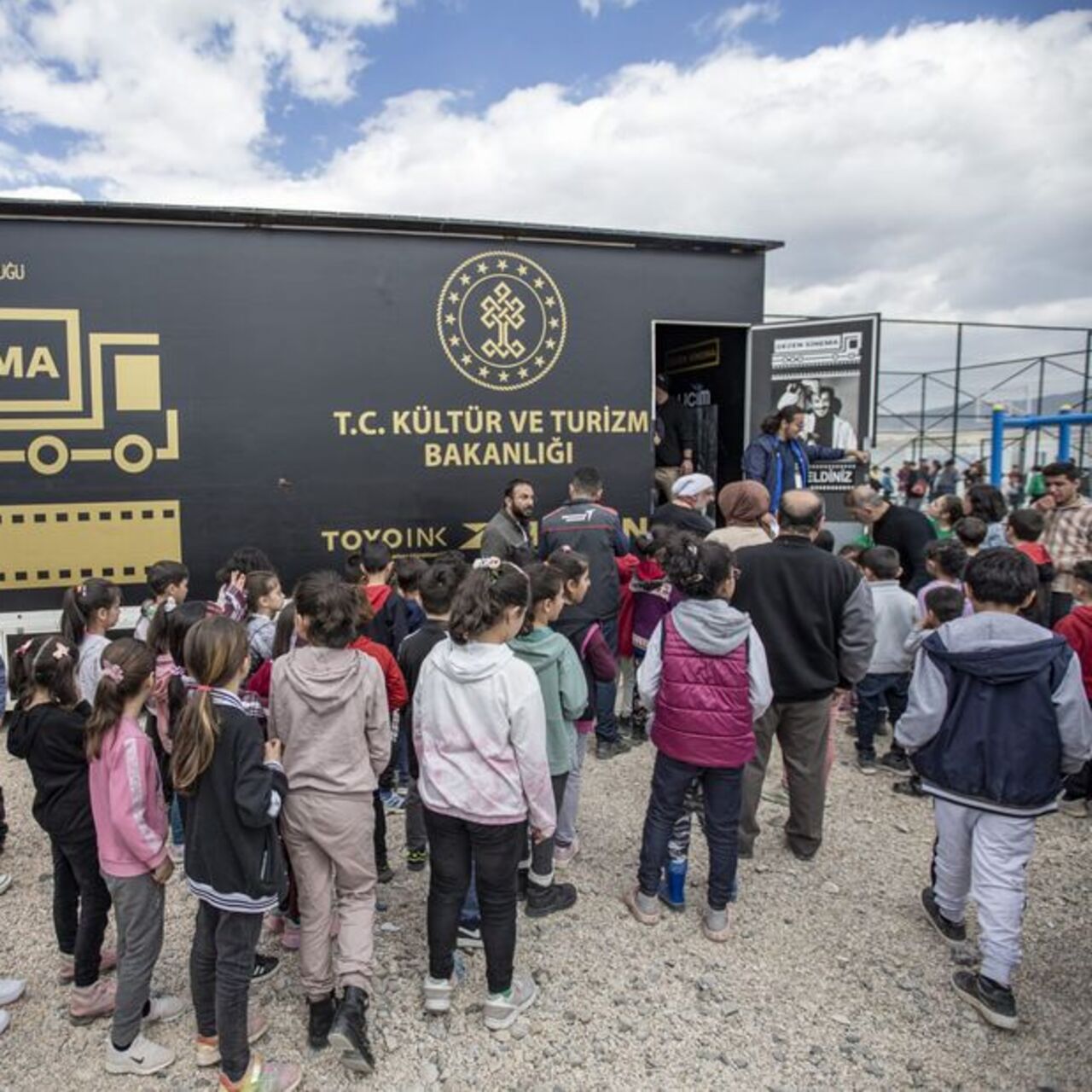 Gezen Sinema TIR'ı Elazığ'da çocuklarla buluştu