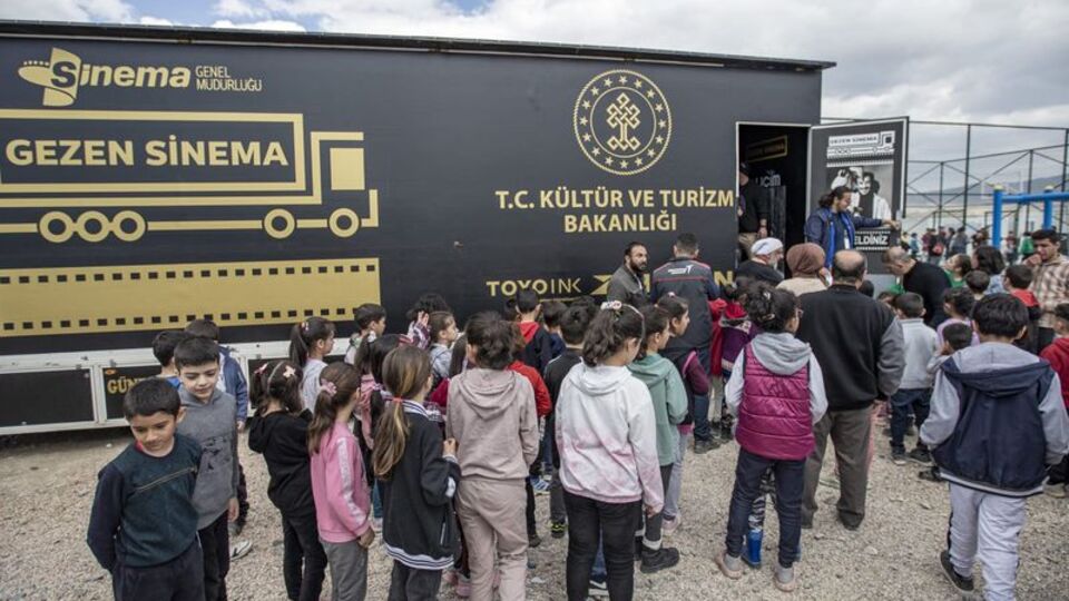Gezen Sinema TIR'ı Elazığ'da çocuklarla buluştu