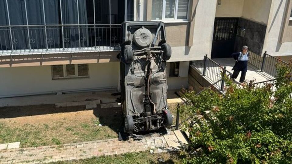 Kontrolden çıkarak apartman bahçesine düştü