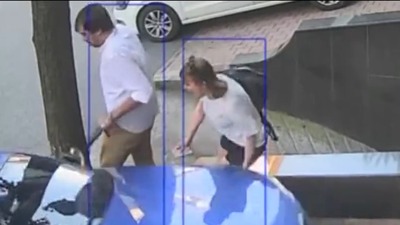 Eski eşinin üzerine otomobil sürdü!