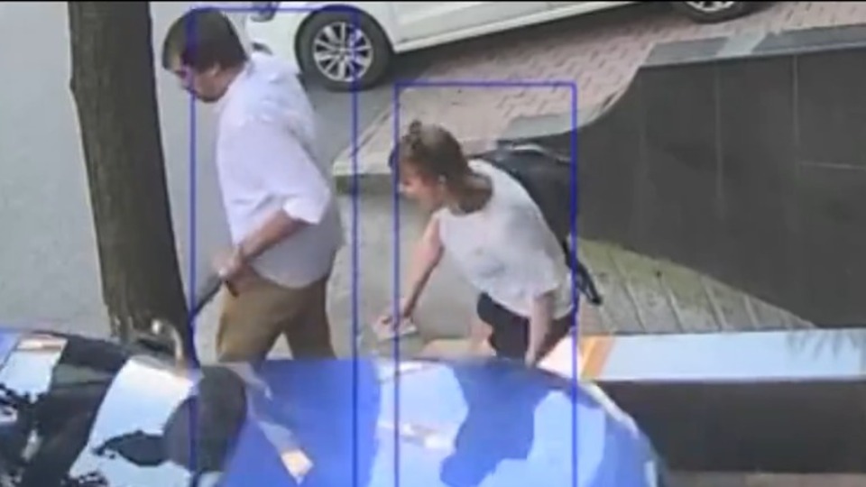 Eski eşinin üzerine otomobil sürdü!