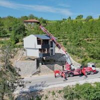 Evini vinçle taşıdı