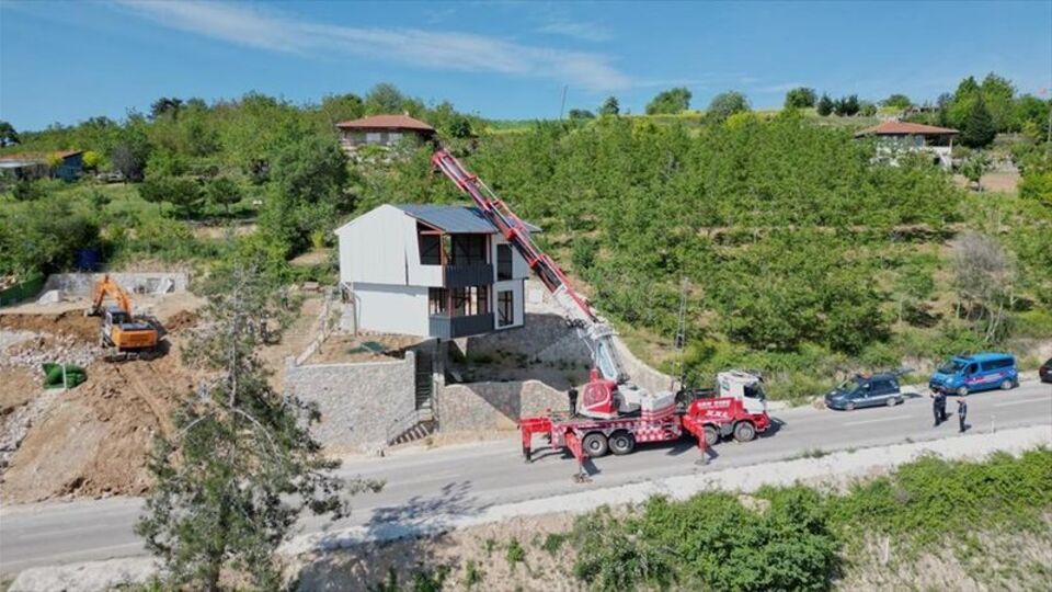 Evini vinçle taşıdı