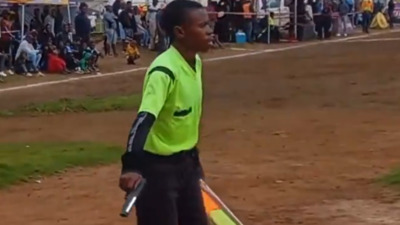 G. Afrika'da silahlı hakem!