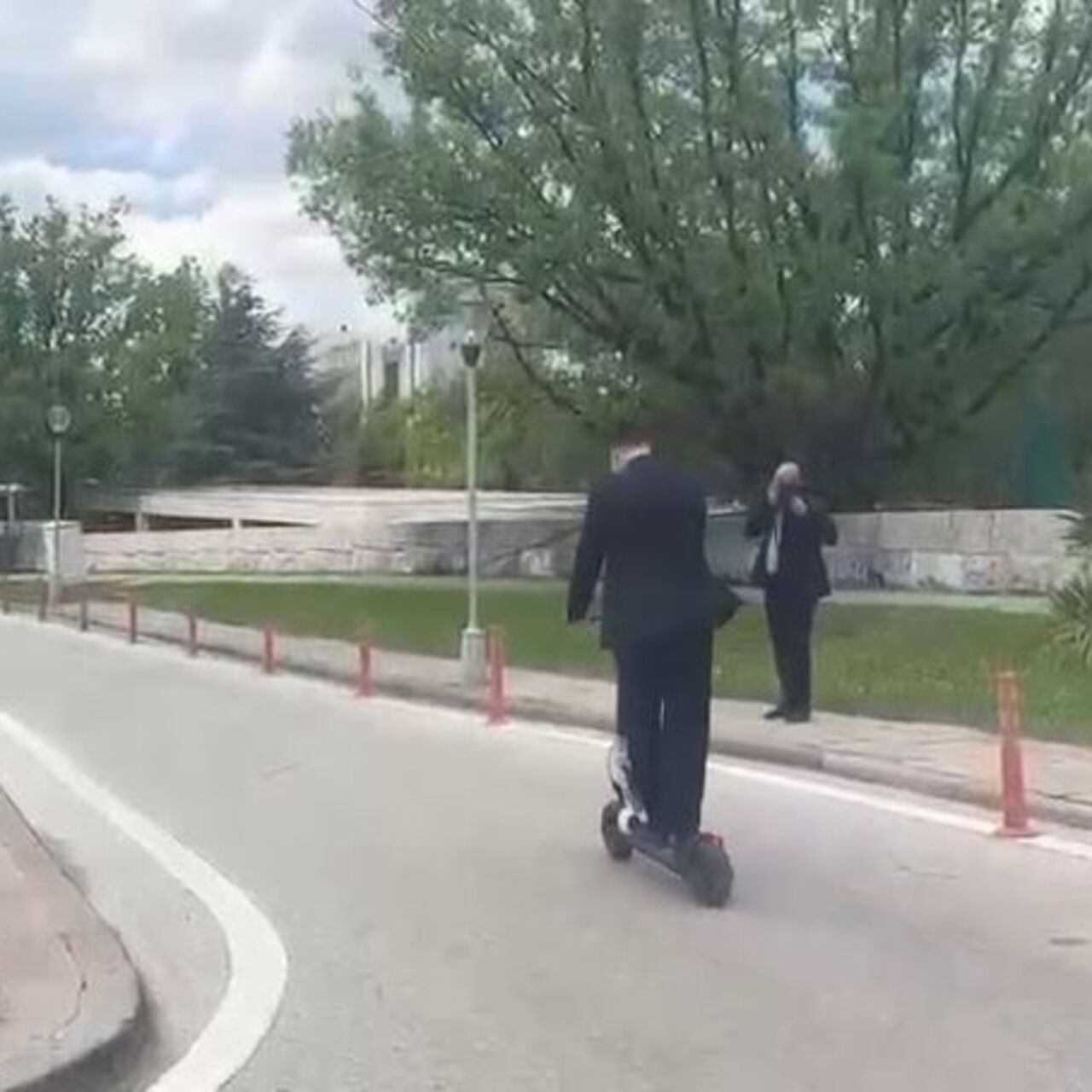 CHP'li Alp TBMM'ye 'skuter' ile geldi