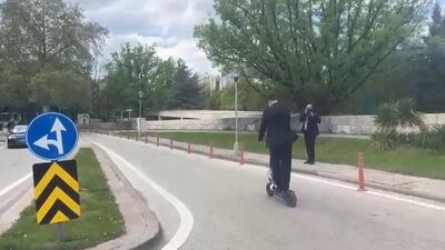 CHP'li Alp TBMM'ye 'skuter' ile geldi