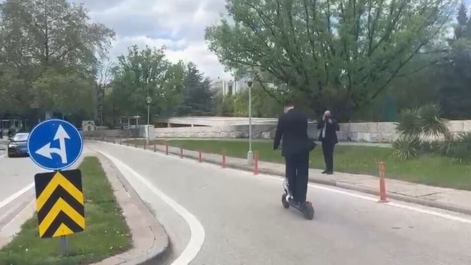 CHP'li Alp TBMM'ye 'skuter' ile geldi