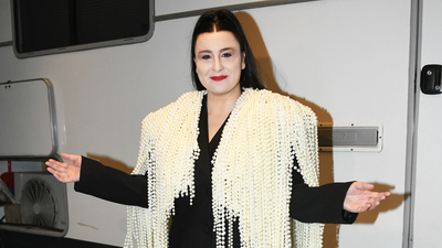 12 kiloluk kostümle sahneye çıktı