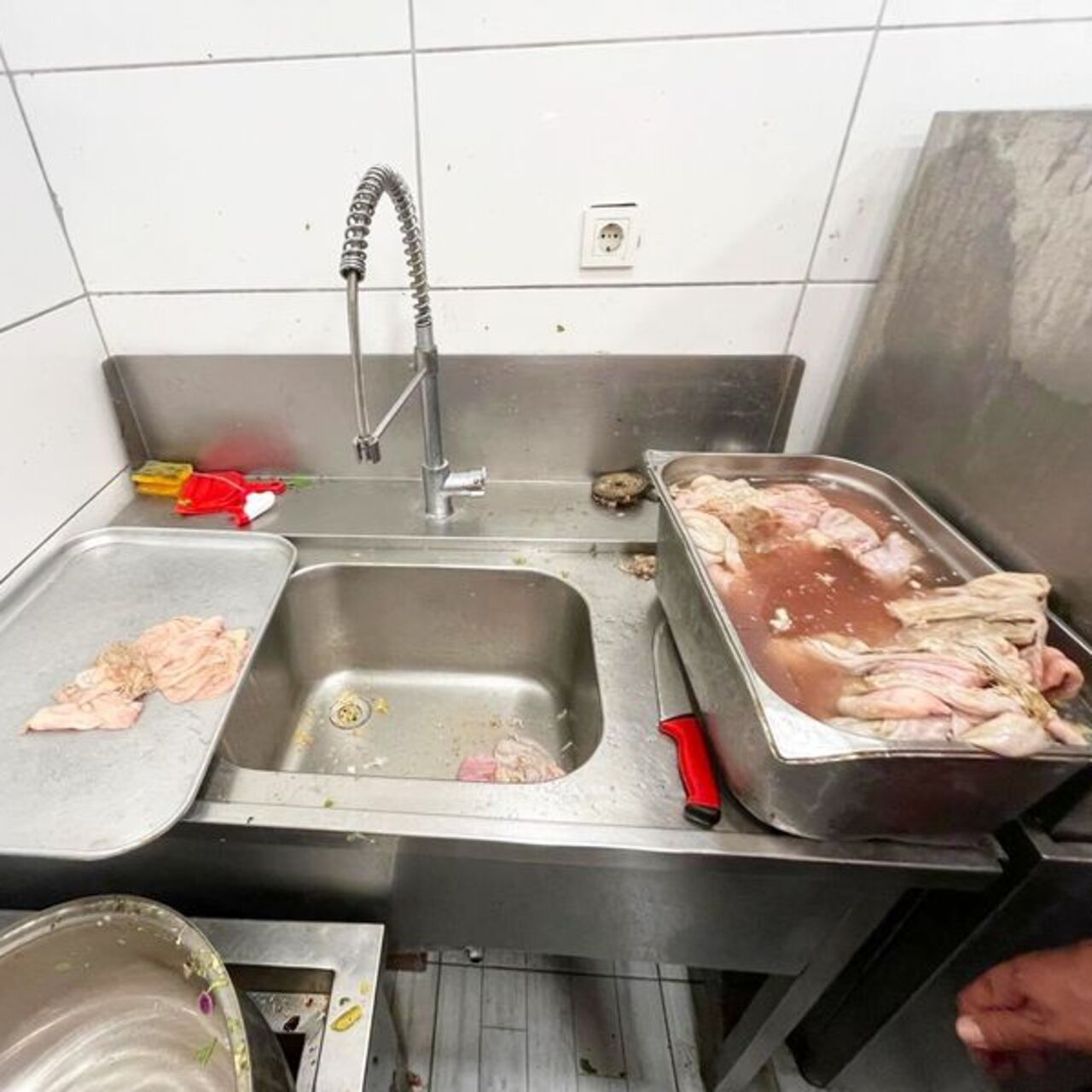 Mide bulandıran görüntüler! Bozulmuş meze, et...