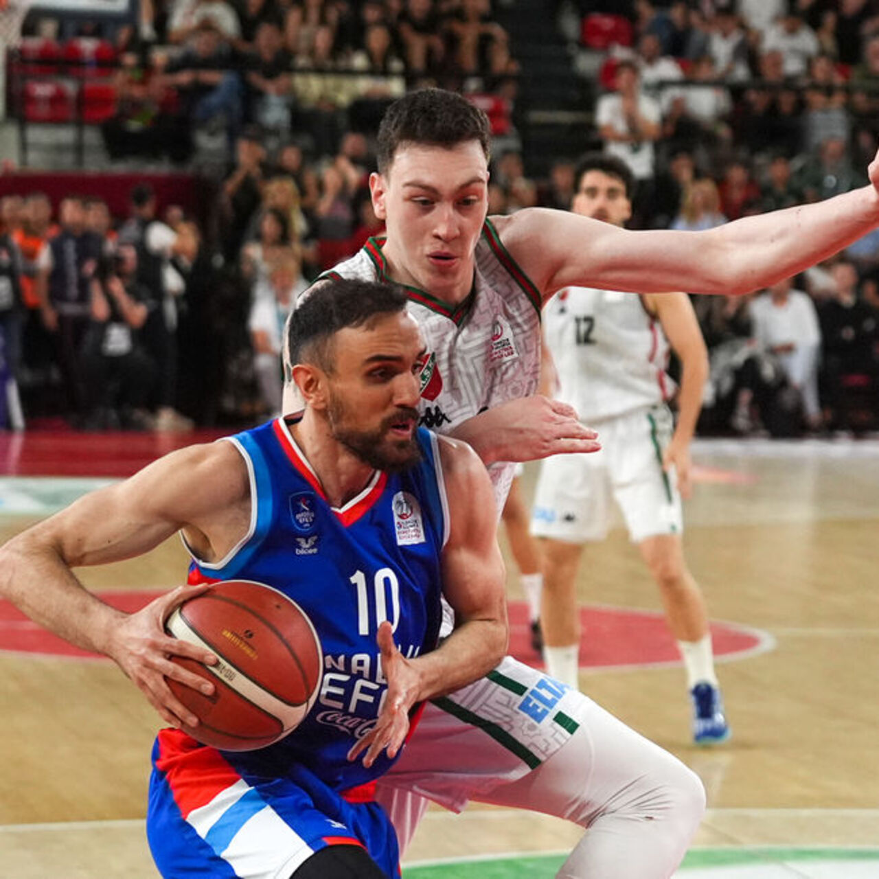 Anadolu Efes erteleme maçında galip!