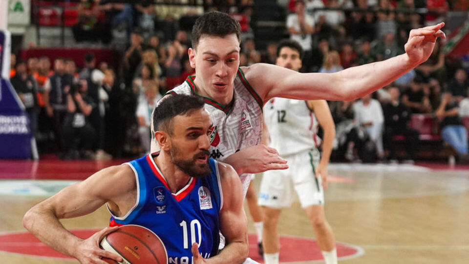 Anadolu Efes erteleme maçında galip!