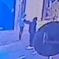 Lüks galeriye haraç kurşunu! 2 zanlıdan bir saldırıyı görüntüledi!