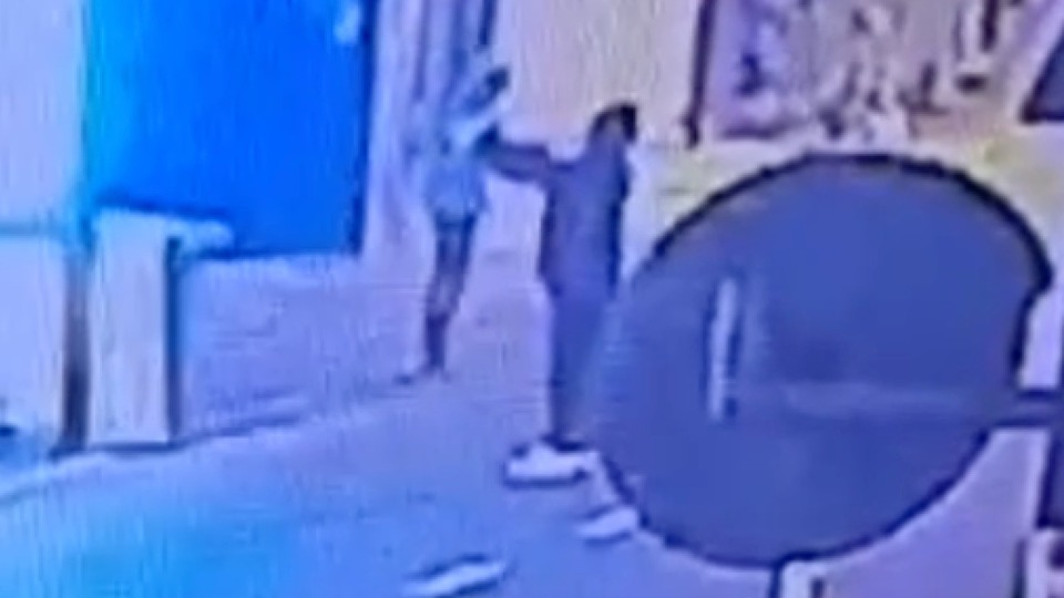 Lüks galeriye haraç kurşunu! 2 zanlıdan bir saldırıyı görüntüledi!