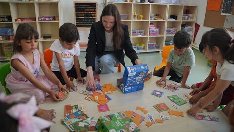 Depremzede çocuklarla buluştu