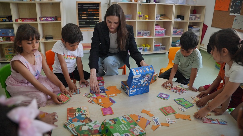 Depremzede çocuklarla buluştu