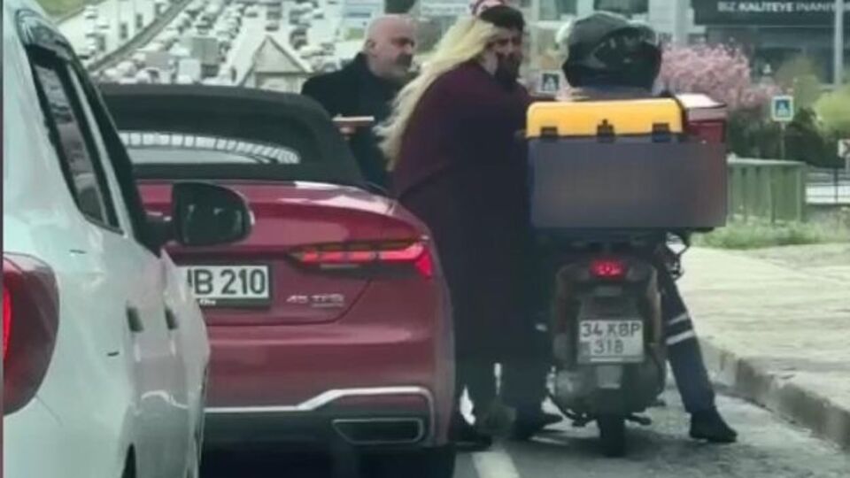 Trafikte tartıştığı motokuryeye silah çekti!