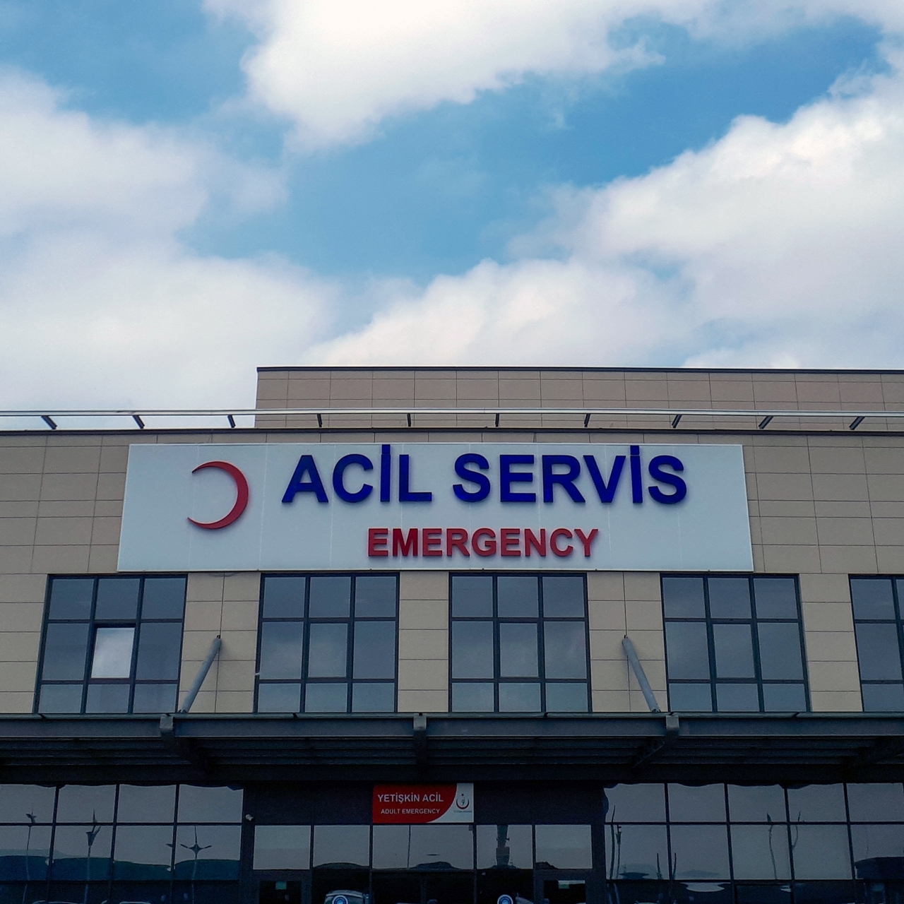 Acildeki hastadan sedye üzerindeyken para talep edildi