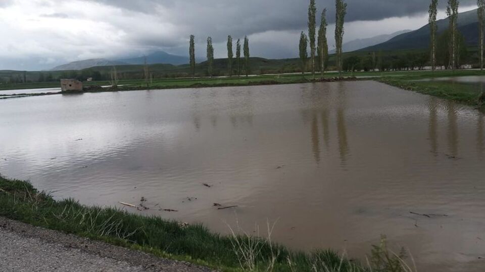 Sağanak sonrası bazı tarım arazileri su altında kaldı