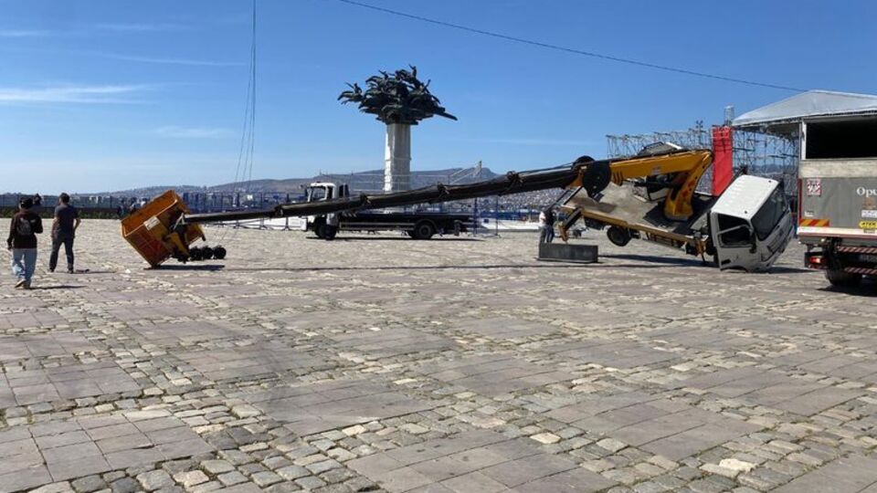 İzmir'de vinç devrildi!