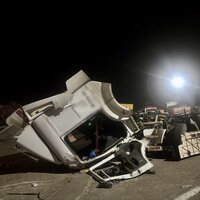 İzmir’de TIR bariyere çarptı: 2 yaralı | Son dakika haberleri