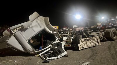 İzmir'de TIR bariyere çarptı: 2 yaralı