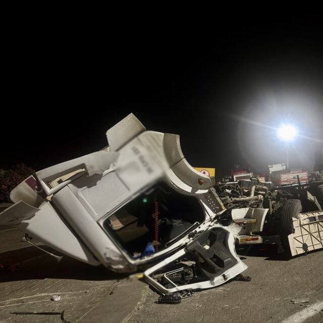 İzmir'de TIR bariyere çarptı: 2 yaralı