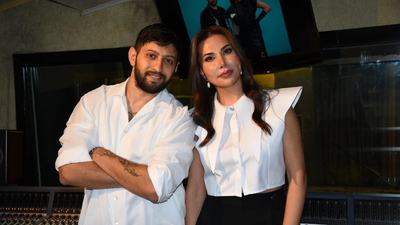 Ebru Yaşar'dan çifte sürpriz