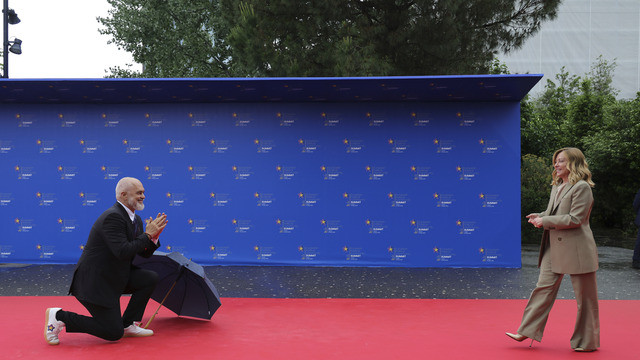 Arnavutluk Başbakanı Meloni'yi diz çökerek karşıladı