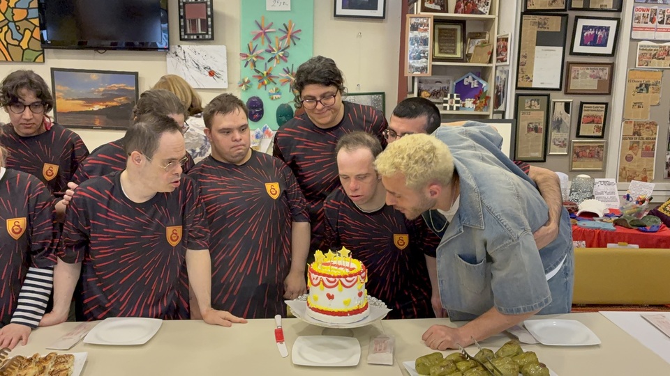 Barış Alper'den down sendromlulara destek